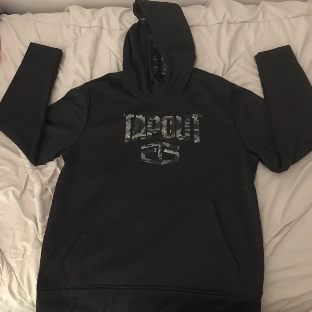 TapOut Hoodie size L
